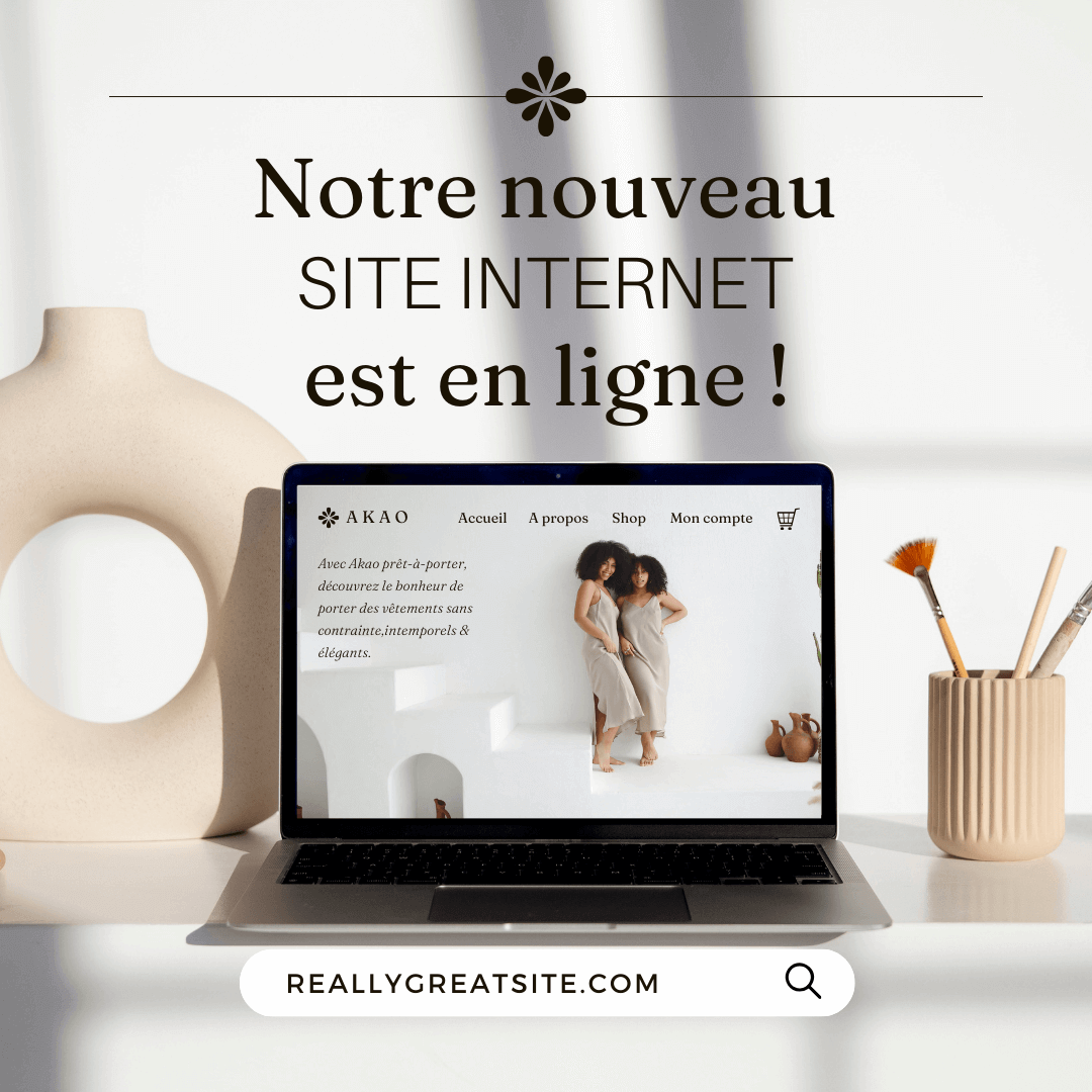 Modèle Canva pour publication Instagram annonçant la mise en ligne d’un nouveau site internet. En haut du visuel, sur un fond beige lumineux avec ombres portées, un texte en grande typographie élégante indique « Notre nouveau site internet est en ligne ! » avec un petit motif décoratif centré au-dessus. Au centre, un ordinateur portable ouvert est posé sur une table claire. Sur l’écran, on voit la page d’accueil d’un site de prêt-à-porter nommé « AKAO », avec un menu de navigation (« Accueil », « À propos », « Shop », « Mon compte ») et une photo de deux femmes portant des robes beige, dans un décor minimaliste blanc. À gauche de l’ordinateur se trouve un grand vase décoratif beige ajouré, à droite un pot strié contenant des pinceaux. En bas du visuel, un cartouche arrondi affiche l’adresse « reallygreatsite.com » avec une icône de loupe à droite, évoquant une barre de recherche.