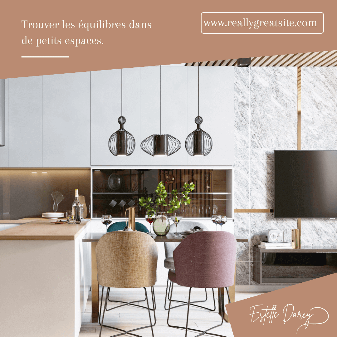 Modèle Canva pour un post Instagram autour de la décoration d’intérieur. La partie supérieure est un bandeau beige rosé incliné contenant, à gauche, le texte « Trouver les équilibres dans de petits espaces. » et, à droite, un encadré blanc indiquant l’URL « www.reallygreatsite.com ». La zone principale de l’image montre une cuisine-salle à manger moderne : des chaises colorées (beige, vert, rose) entourent une table dressée avec verres à vin et vase de feuillage. Au-dessus, trois suspensions métalliques noires sont alignées. À droite, un mur en marbre clair avec fines bandes dorées supporte un grand écran de télévision. En bas à droite, un cartouche beige rosé incliné porte la signature manuscrite « Estelle Darcy »