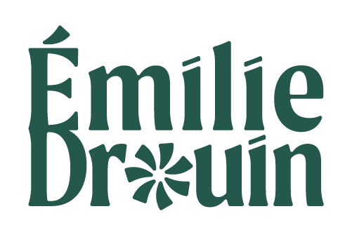 Logo typographique “Émilie Drouin” conçu par Gaële Gerbaux du studio nueva vista : lettrage vert sapin aux formes organiques, avec le "o" stylisé en pales de moulin.
