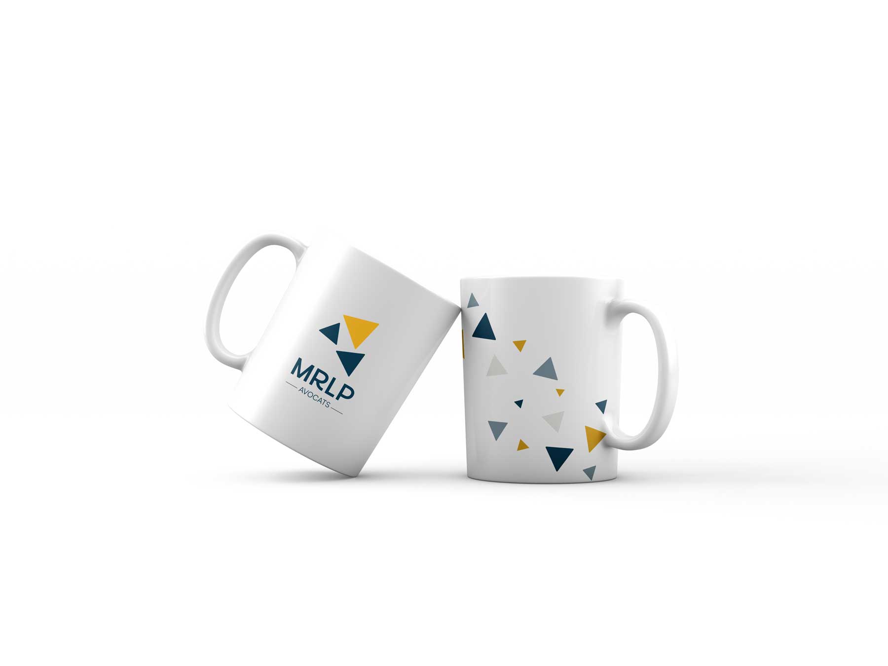 Mockup de deux mugs blancs présentant l’identité visuelle du cabinet “MRLP Avocats” conçue par Gaële Gerbaux du studio nueva vista : logo géométrique bleu marine et jaune sur le premier mug, et motif de triangles assortis sur le second, dans un design épuré et professionnel.