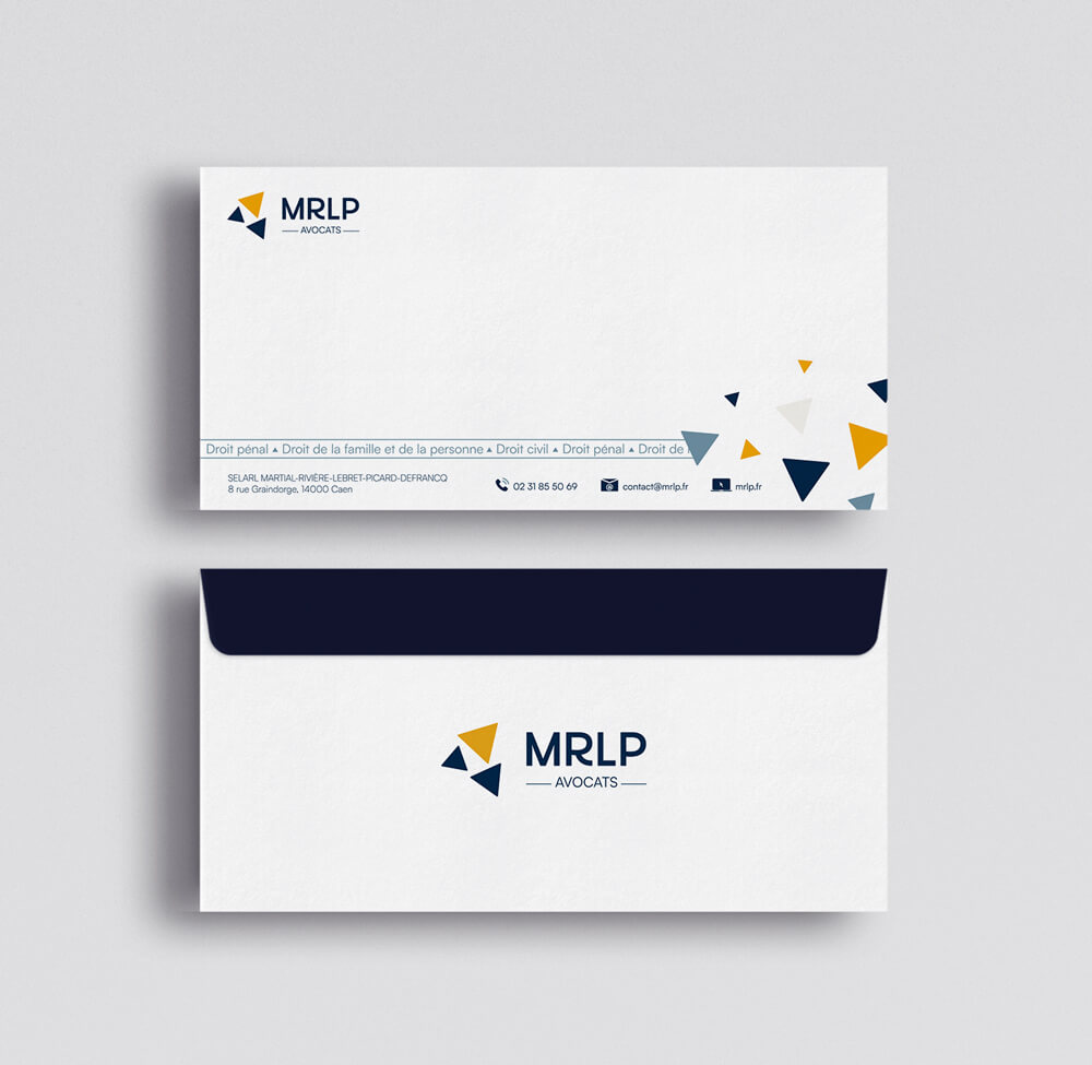 Enveloppes professionnelles du cabinet “MRLP Avocats” présentant l’identité visuelle conçue par Gaële Gerbaux du studio nueva vista : logo géométrique bleu marine et jaune, motifs triangulaires, typographie sobre et coordonnées du cabinet, sur un design épuré en recto-verso.