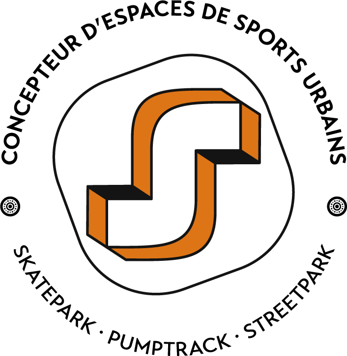 Logo “System” conçu par Gaële Gerbaux du studio nueva vista : symbole géométrique orange et noir formant un “S” stylisé, représentant les rampes des skateparks. Le "S" est entouré d’un cercle typographique indiquant « concepteur d’espaces de sports urbains – skatepark, pumptrack, streetpark », avec deux pictogrammes de roues en décoration.