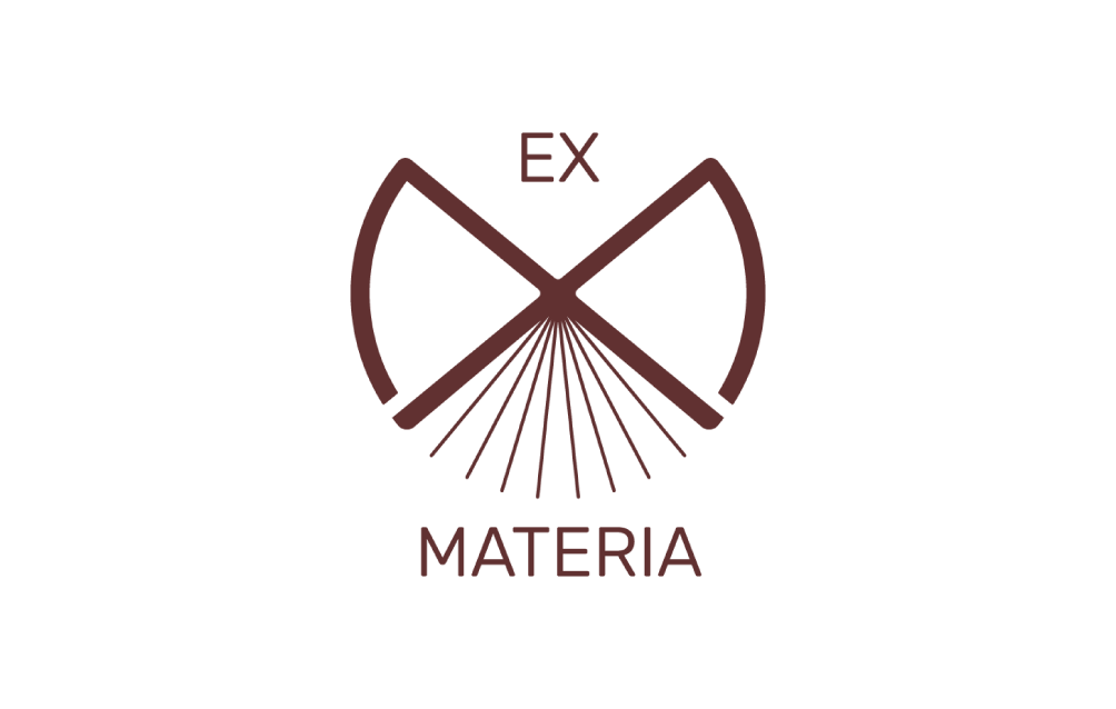 Logo créé pour un vigneron-viticulteur en vin naturel : logo monocouleur bordeaux du domaine « Ex Materia », illustrant des rangs de vignes, les monts de Corbières, ainsi que le X et le M, stylisé par Gaële Gerbaux du studio nueva vista.