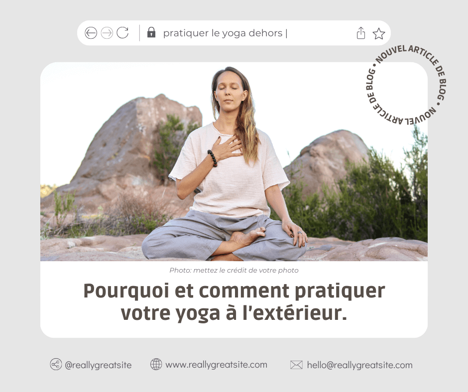 Modèle Canva Facebook pour l'univers du yoga : visuel de promotion d'un article de blog. En haut une barre de recherche internet dans laquelle on peut lire "pratiquer le yoga dehors". Au centre, en grand, une carte avec des bords arrondis, sur les deux tiers du haut une photo d'une femme assise en tailleur pratiquant le yoga en pleine nature, dans la montagne, en-dessous le texte indiquant le titre de l'article "Pourquoi et comment pratiquer votre yoga à l'extérieur." Un cercle de texte apposé en haut à droite de cette carte annonce "nouvel article de blog". Tout en bas du visuel, on retrouve les adresses pour un réseau social, pour le site internet, et pour le mail.